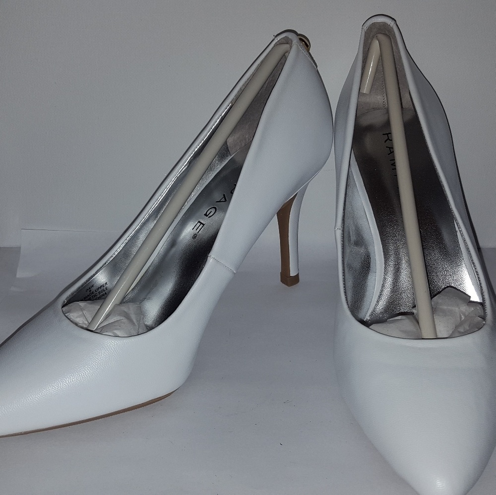 White heeled pumps with gold accent